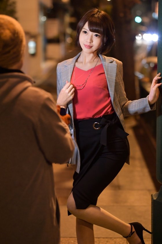 300MIUM-214 街行くセレブ人妻をナンパしてAV自宅撮影！⇒中出し性交！ celeb.61 モデル系スレンダー美人妻のお悩みは肩こりとセックスレス！怪しいマッサージ師に戸惑いつつも