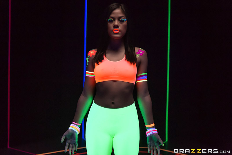 Brazzers Exxtra – Kendra Spade Glow In The Dark Dicking