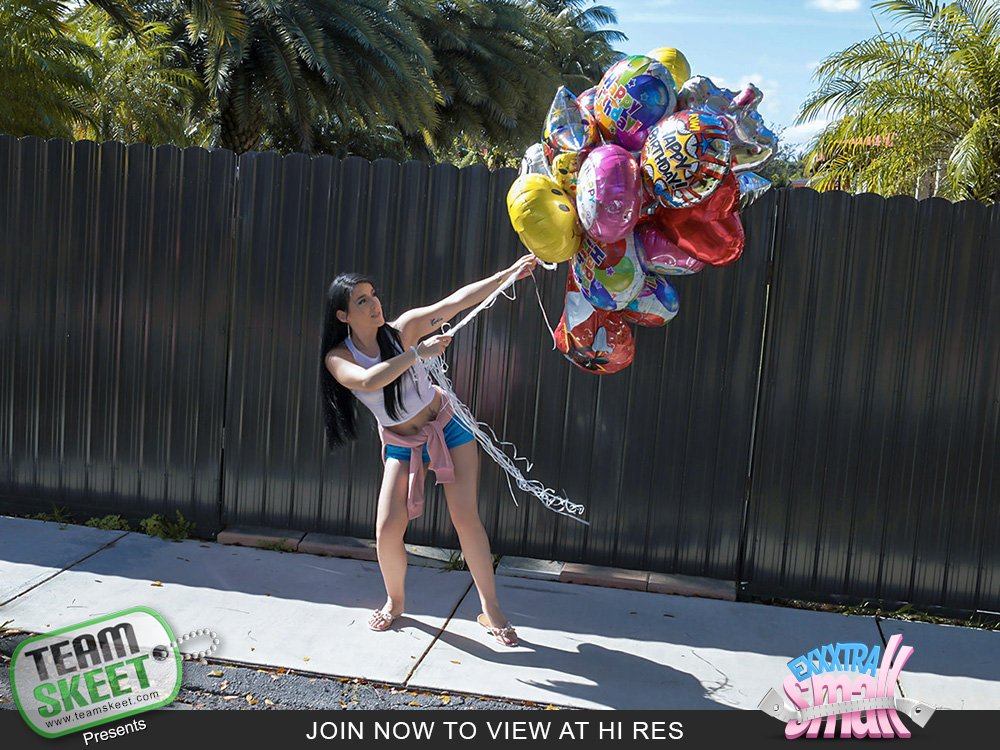 Exxxtra Small – Jessica Jewels 99 Head Balloons