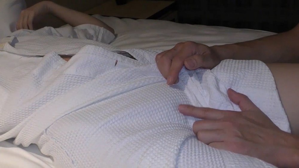 FC2 PPV 1331128 【個人撮影】預けた娘の事も忘れて他人棒に没頭する華奢な奥様　28歳細身の体に食い込む他人棒