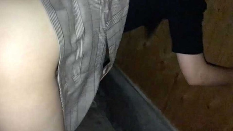 SHIROTSUMA0023 【本妻】人影に怯える妻の口を塞いで喘ぎ声が漏れないように駐車場で生挿入。妻は怯えながらも腰を振り射精させようと旦那の肉棒を刺激する