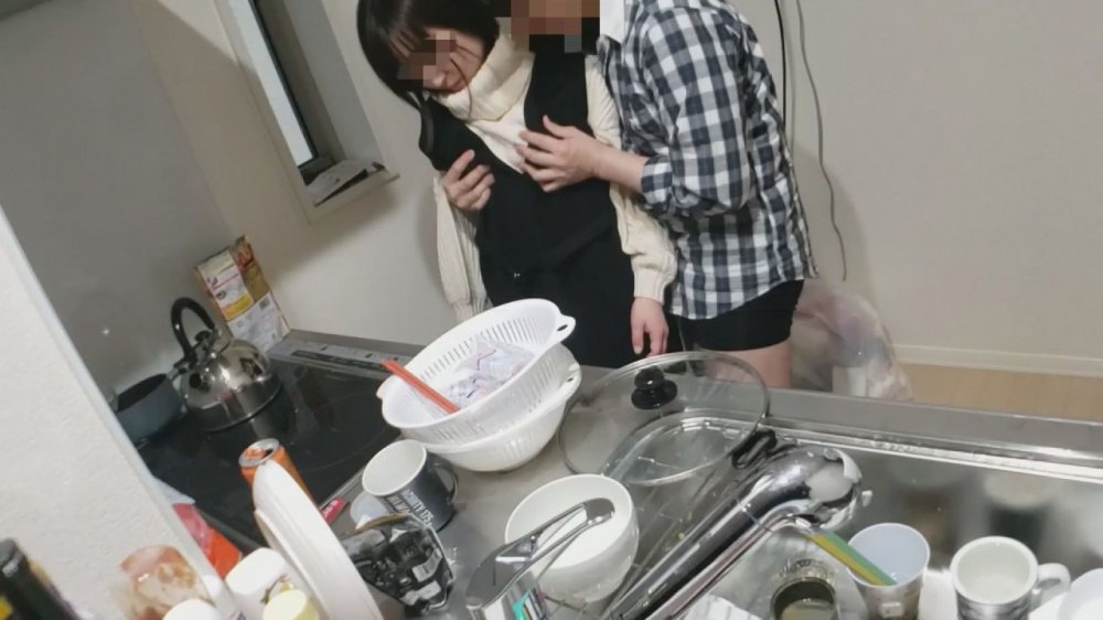 FC2 PPV 1362647 5/12まで【個人】夫婦で食事をした後の部屋で他人棒で続けざまに中出しされる幼な妻