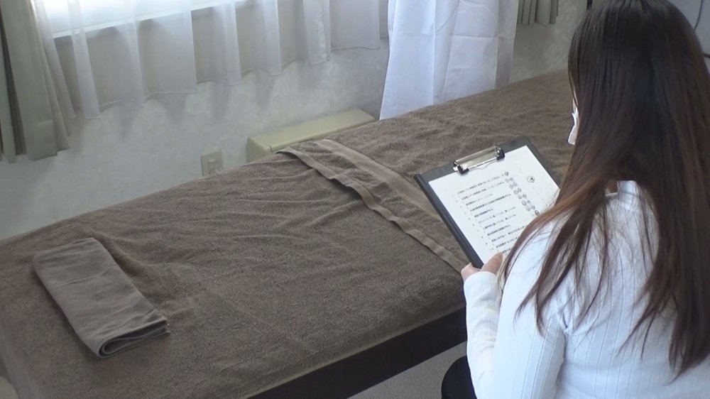 FC2 PPV 1400161 【無/ムフフ特典有】お客様はプニプニ。美人系ちょいポチャさんのご来店！生着替えも拝ませて頂きました～　※3大レビュー特典有