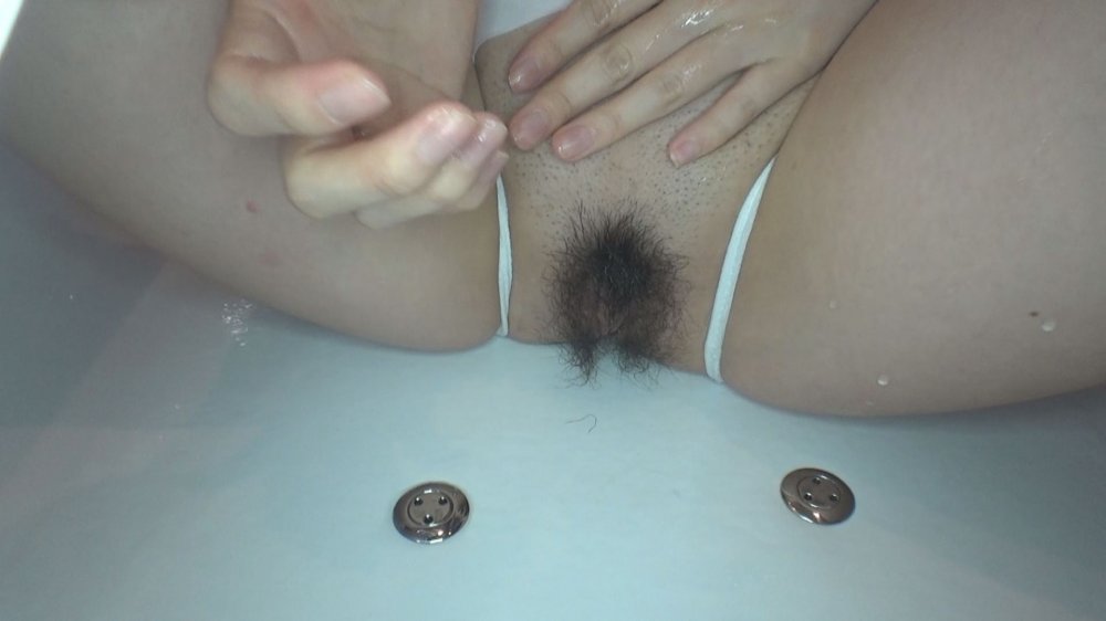 FC2 PPV 1572566 【僕のオカズ用オナニーを勝手に公開します】有名カーショー☆レースクィーン経験☆ローションべちょべちょ白スク着衣マン汁びちょびちょローターオナニー❤オマンコ接写撮り！！