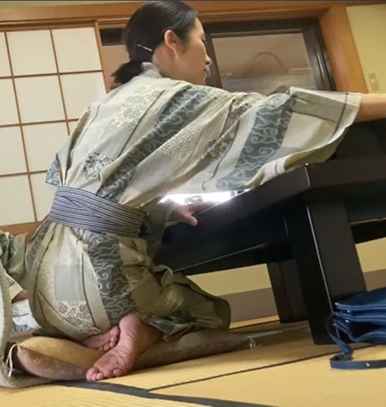 FC2 PPV 1593766 【人妻】千穂　温泉旅行で布団敷いてないのに即ハメ中出し、お掃除でおじさん暴発口内　