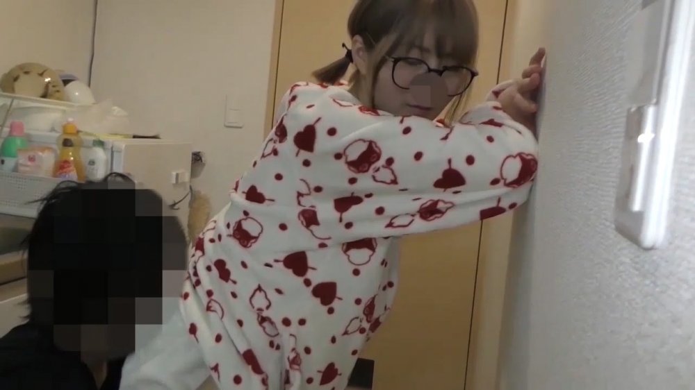 FC2 PPV 1745198 【無・個人撮影・中出し・期間限定400ptオフ】自宅で異物もチ〇ポも挿入されて中出しされる20歳の専門学生　