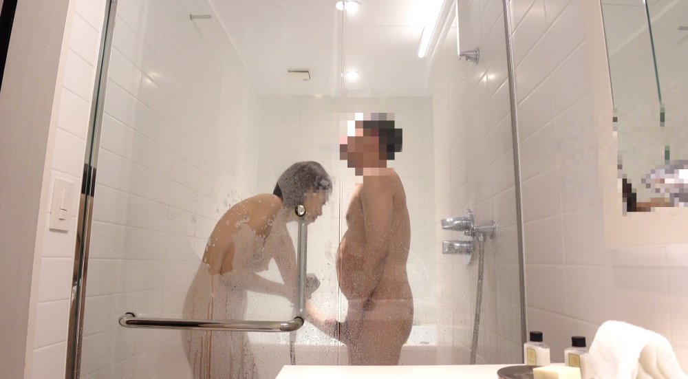 FC2 PPV 1736645 六本木ラウンジ嬢リカコとイチャLOVEセックス❤️バスルームから溢れる熱気❤️ビラビラのおま○こに生中出し　購入特典あり