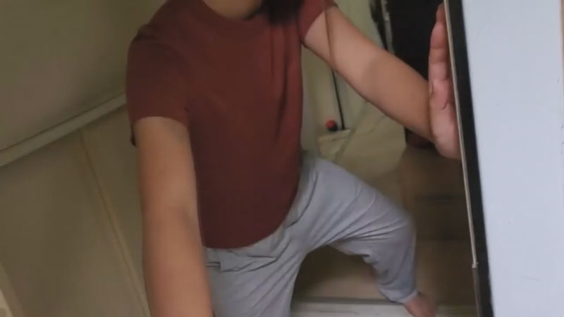 FC2 PPV 2352175 住宅の隣人に見られ【顏出し】家に上がり込み生活感溢れるリビングで他人液で滲む奥さん絶望。25分 FC2-PPV-2352175