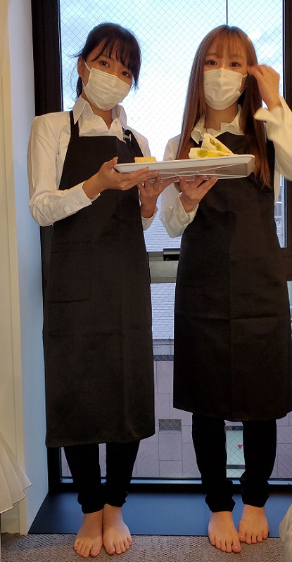 FC2 PPV 2450470 バイト仲間のカフェ店員・黒髪のあの子と巨乳のあの子と3P※オープン記念特価明日まで FC2-PPV-2450470