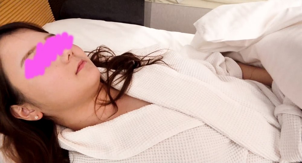 FC2 PPV 2799554 再販4/25～4/30迄【顔バレ確定薄モザ】【後編】新入生歓迎飲み会の2次会で置いてけぼりを食らった巨乳美女一年生を保護してホテルで一泊 FC2-PPV-2799554