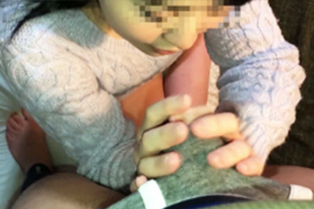 FC2PPV 3070666 【ハメ撮り・無】友人のイモートに性調教をしています。この日は彼女の自宅でしかも親のベットの上で中出しで犯しました