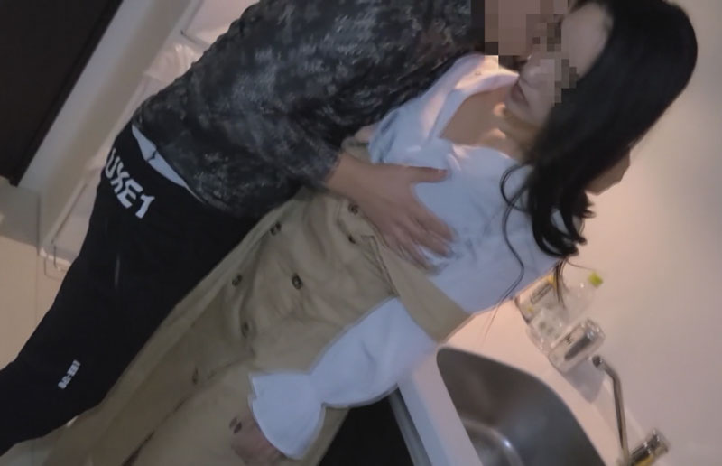 FC2PPV 3196643 【個人】新生児の横で。。。ハーフ顔で育休中の奥さんは、生活に困り旦那に隠れて借金を背負う。新妻の身体は強張りながら、すぐにグショグショに。