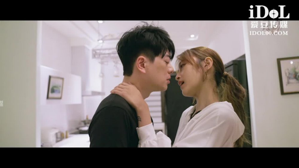 爱豆传媒ID5256越狱逃犯沦为性爱奴隶-芯萱