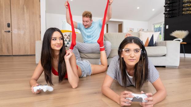 Hot Girls Game - Eliza Ibarra - Fucking Gamer Roomies BF