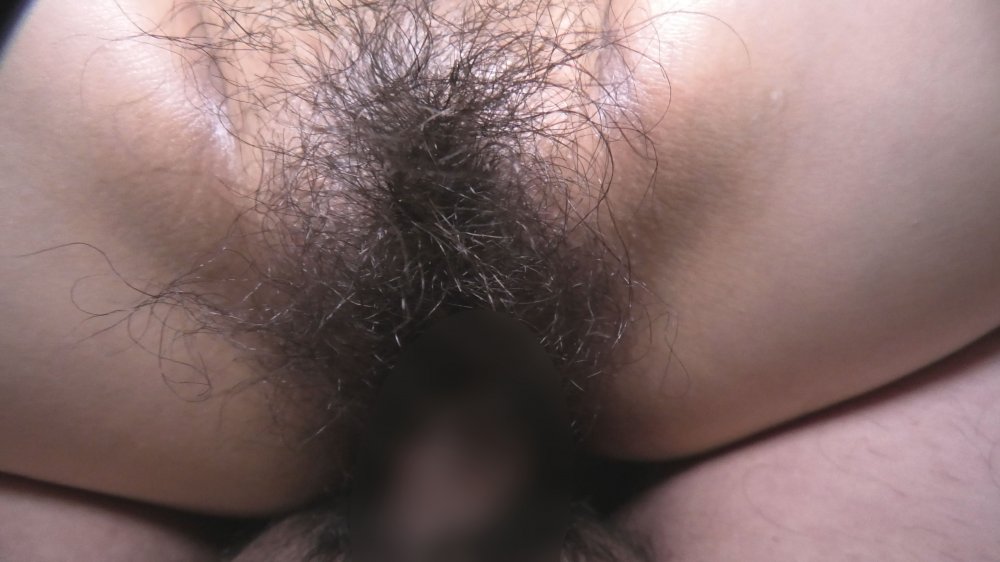 FC2 PPV 3510090 ＜剛毛マンコのドスケベ妻＞憧れの制服を着てハメ撮り！マン汁大量分泌でグログロ膣に変身！オイルプレイでエロ尻見ながらバックピストン！ FC2-PPV-3510090