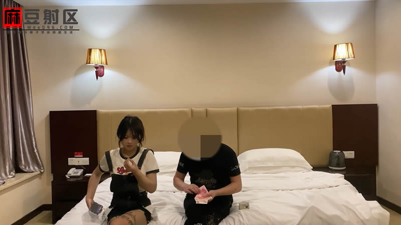 MD164嬌羞蘿莉吟春不止，玉乳蠻腰馬達電臀