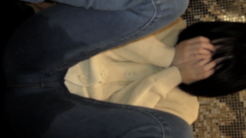 FC2PPV 4210492 【】の原因になった1つの動画。みおちゃん。公然で我慢できずに大量潮吹き。2回目の挿入に悶えながらも快楽を知った膣奥に無断種付け。