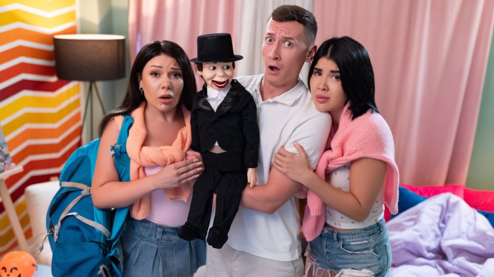 Fake Hostel - Lady Dee & Lola Bratz - The Haunted Dirty Dummy (Halloween)