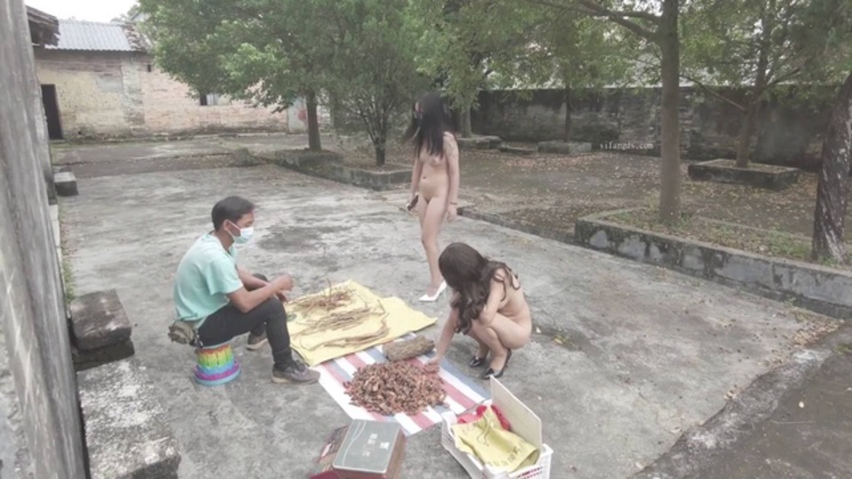 XB-1015 和朋友高跟鞋漫步村莊勾引賣貨的大叔