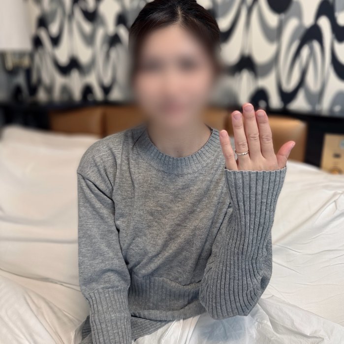 FC2PPV 4825610 結婚指輪が輝かしい！【無】【不倫中出し】性欲爆盛りの美人妻と不倫SEX。嬉しそうにしゃぶり尽くし、硬い他人棒で激しく腰を動かす。手を握り、指輪を見せつけながら中出しを懇願するド変態。※特典あり