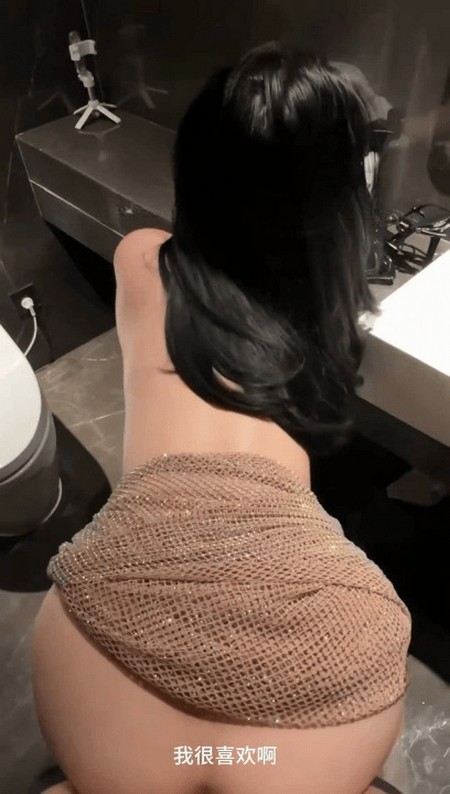 XB-1395 喝多了迷迷糊糊洗手間被射了一屁股精液