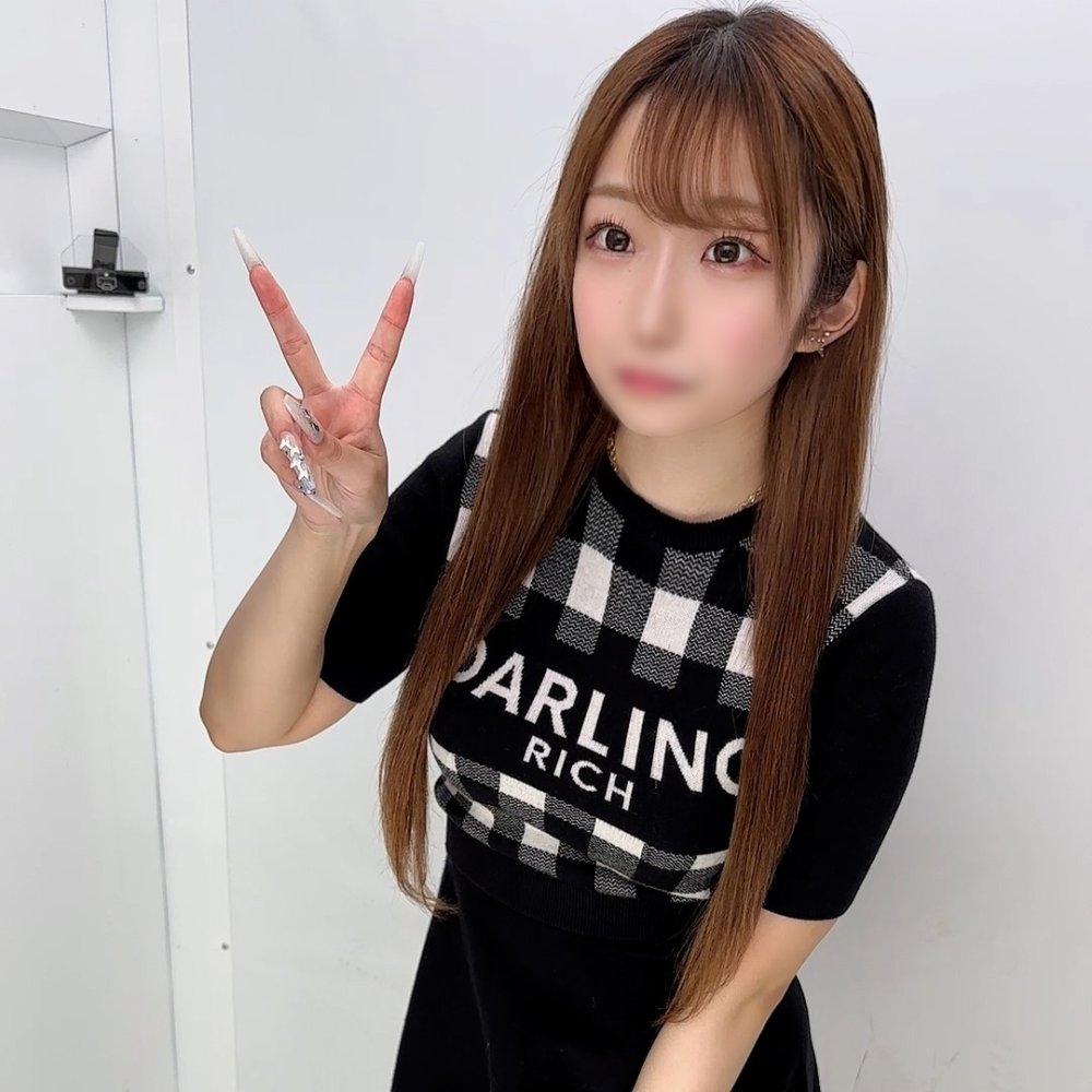 FC2-PPV-4596321 声も仕草も可愛すぎるメイド系美女５ プリクラでパンティを晒し記念撮影 未熟な豊満おっぱいを揉みながらじっくりベロチューを堪能