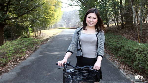 Caribbeancompr 061617_002 カリビアンコム プレミアム 061617_002 ママチャリ ～揺れる爆乳・くい込む巨尻～