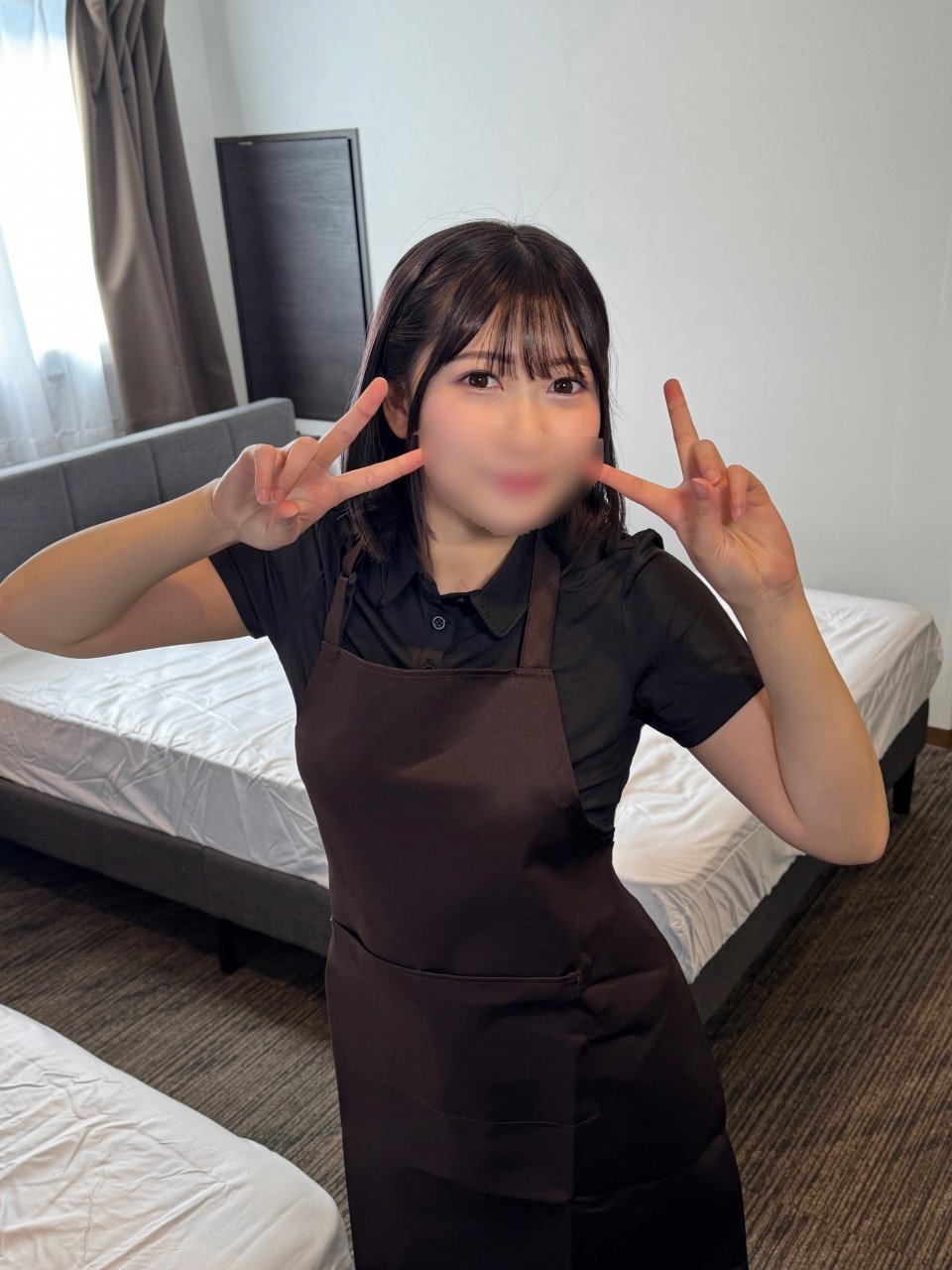 FC2-PPV-4930994 ホテルの清掃のアルバイトちゃんにフル勃起ち〇ぽオナニー見せつけたらなんと興味津々…！中出しＳＥＸまで持ち込めました