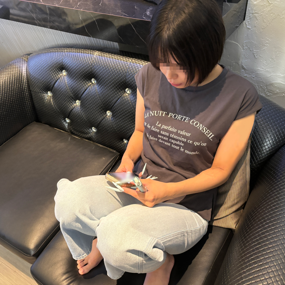 FC2-PPV-4962233 【個撮】潮吹き人妻コンカフェ嬢、加齢と共に客入り激減で生活苦に。P活で生計を立てようとするも、いきなり知らない男とSEXで戸惑いながら敏感なマ●コは大量の愛液を垂らし、何度もイきまくる。