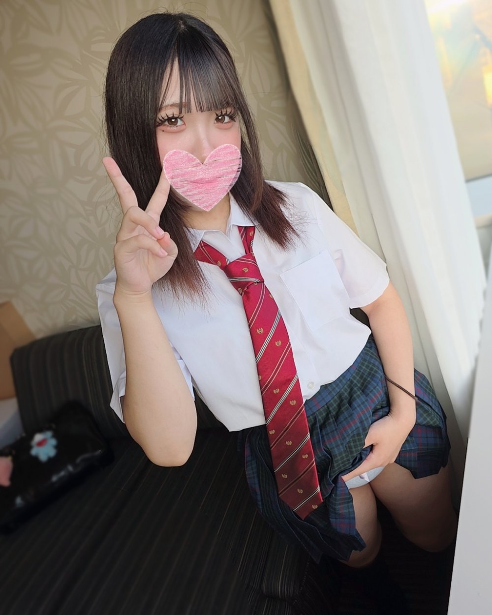 FC2-PPV-4978918 ※今だけ50%OFF【無修正】18歳の初撮り～せますぎるオマンコにビンビンの肉棒をぶち込め！！わがまま18歳〇〇に種付け孕ませ完了！！