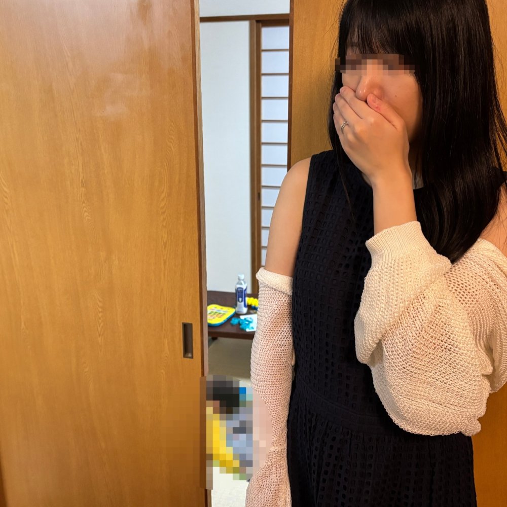 FC2-PPV-4989978 【個撮】白昼おKOさんの遊ぶ部屋で。焦る奥さんと業務優先の私。見つかってないと思います。