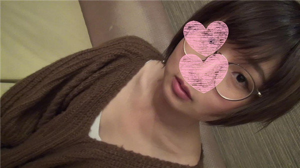 FC2 PPV 728646 初撮り♥完全顔出し♥真面目なツンデレ眼鏡っ娘20歳ＪＤに大量生中出し♥「撮るだけだと思ってたのに…」言葉とは裏腹に陰核フル勃起させて本気汁垂れ流し♥自分でクリを剥いて膣内射精をおねだりしちゃいます♥